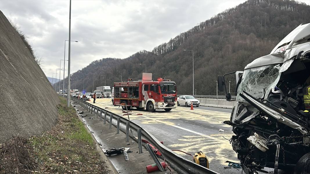 Kargo kamyonu önce TIR'a ardından bariyere çarptı, ekipler yardıma koştu 7